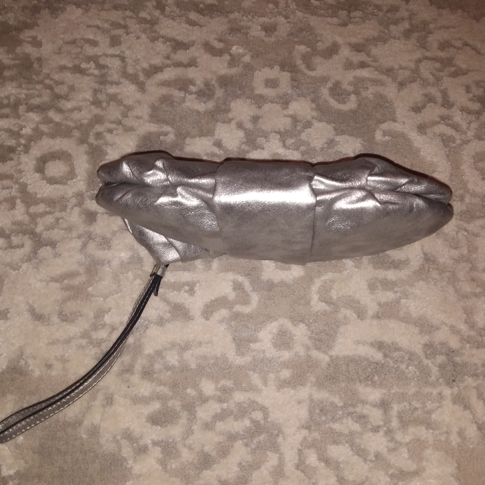 Simply Vera Wang Silver Clutch Zip Top Wristlet purse - Picture 2 of 5